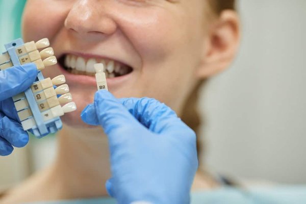 Implant dentaire : comment se passe sa mise en place