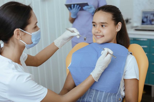 Quels sont les services dentaires offerts par le Dr Gilbert Khouzam et le Dr Selim Khadra au Centre dentaire GK de Brossard, et comment prendre rendez-vous?