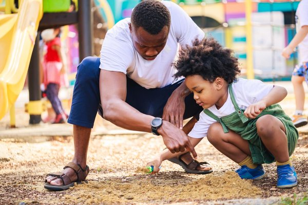 Y a-t-il des aires de jeux pour enfants au camping Les Champs Blancs ?