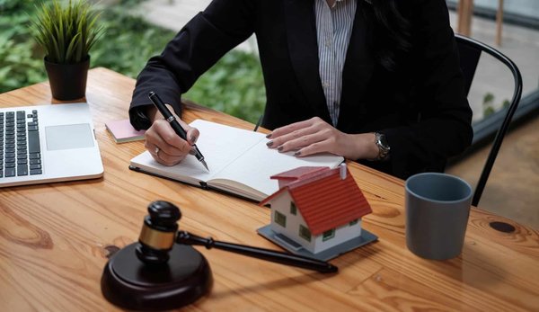 Quelles sont les dispositions légales spécifiques à l'immobilier en Corse ?