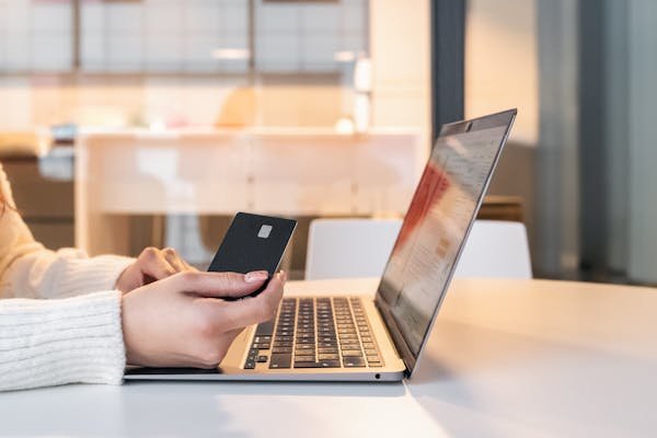 Choisir un compte pro en ligne : dépôt d’espèces simplifié